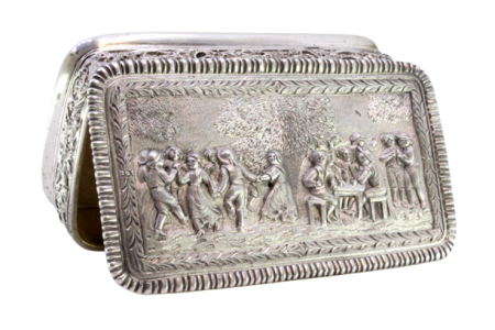 Guarda joias em prata relevada com motivos folclóricos